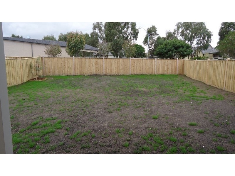 33 Broadbeach Circuit, Point Cook VIC 3030