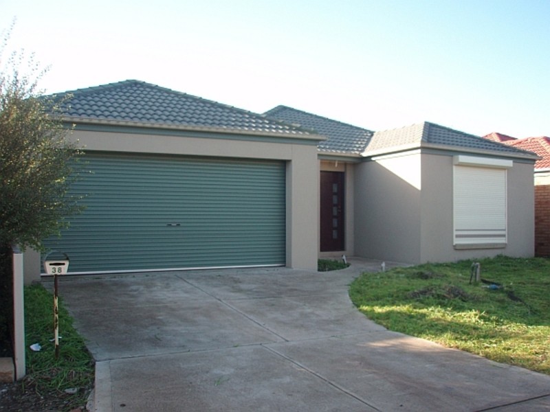 38 Milburn Circuit, Caroline Springs VIC 3023