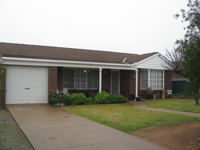 11 Clarke St, Temora NSW 2666