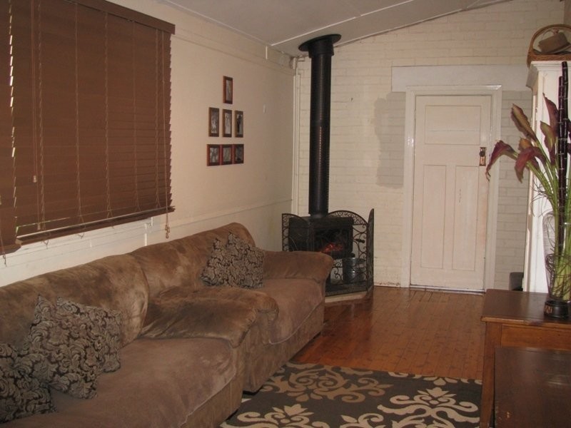 11 Clarke St, Temora NSW 2666