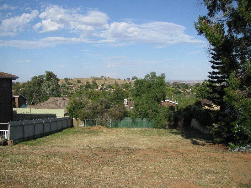 5 Andrews Avenue, Kooringal NSW 2650