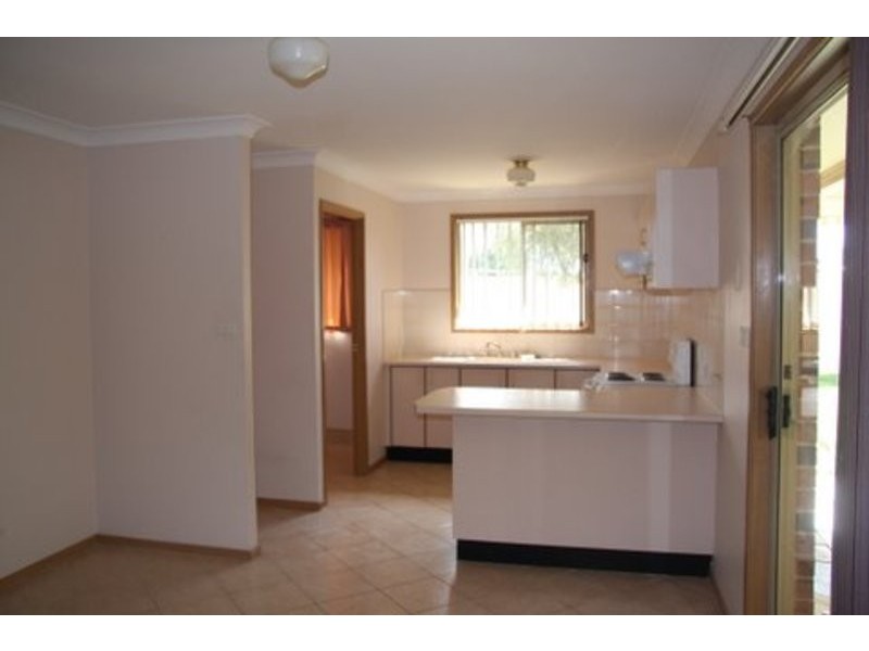 2/1 Beyer Place, Currans Hill NSW 2567