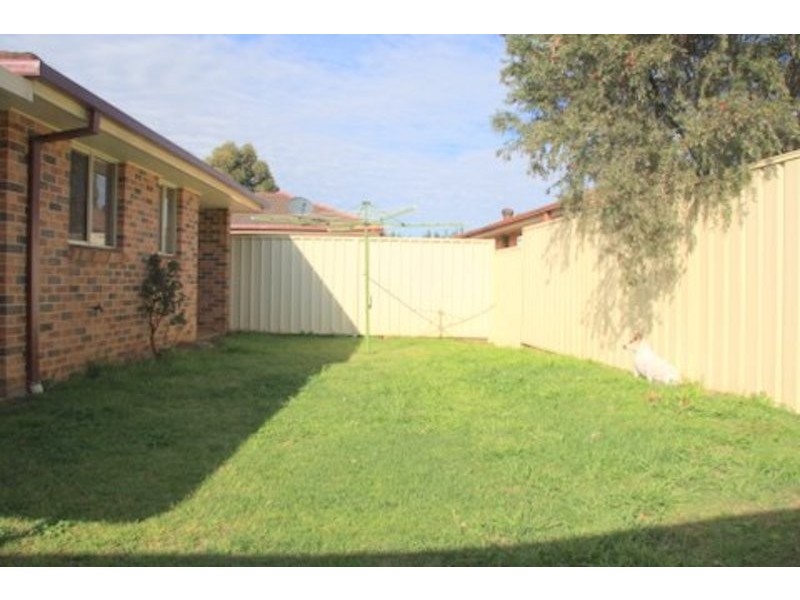 2/1 Beyer Place, Currans Hill NSW 2567