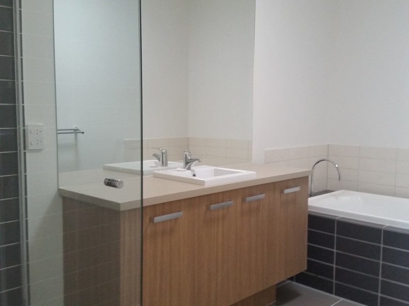 69 Broadbeach Circuit, Sanctuary Lakes VIC 3030