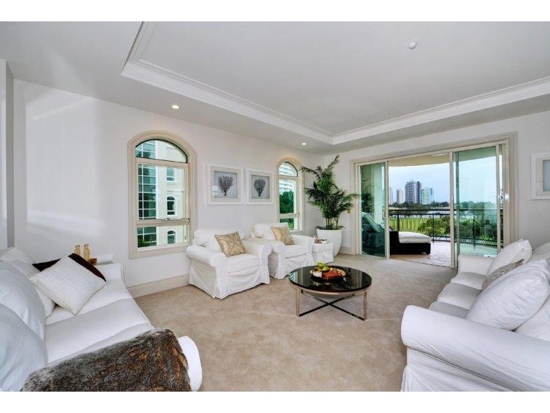 42 Brighton Pde, Southport QLD 4215