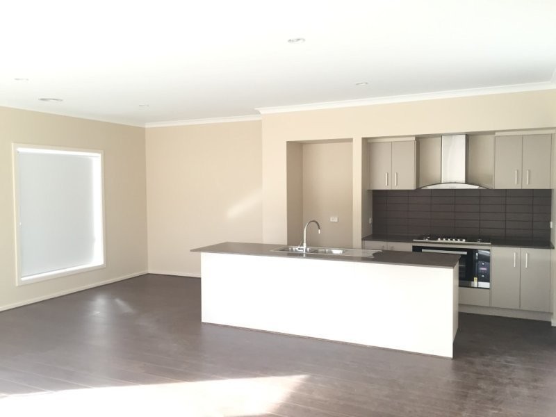 3 Coracle Drive, Sanctuary Lakes VIC 3030