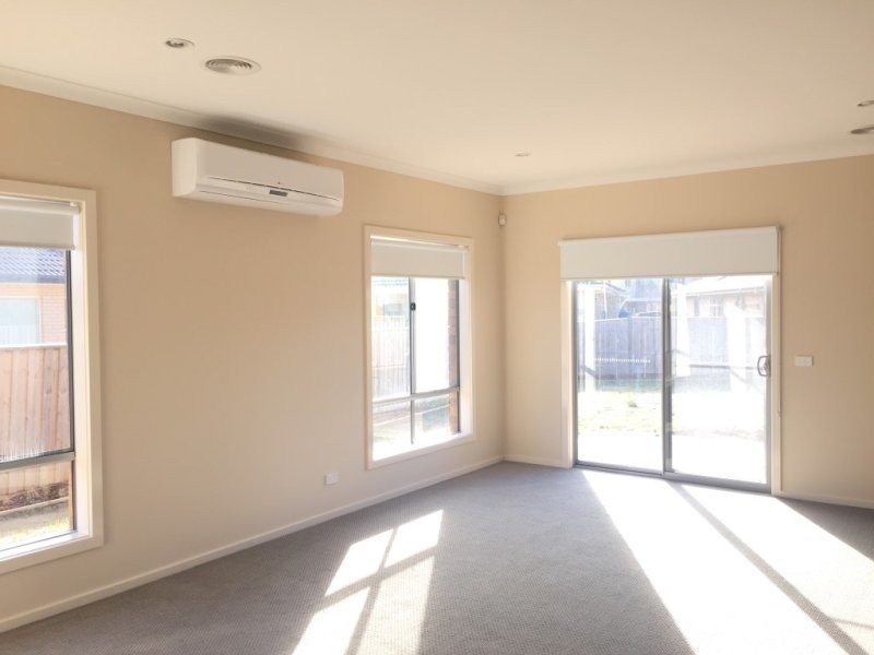 3 Coracle Drive, Sanctuary Lakes VIC 3030