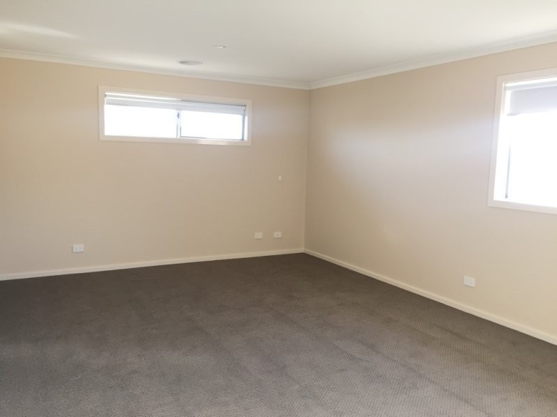 3 Coracle Drive, Sanctuary Lakes VIC 3030