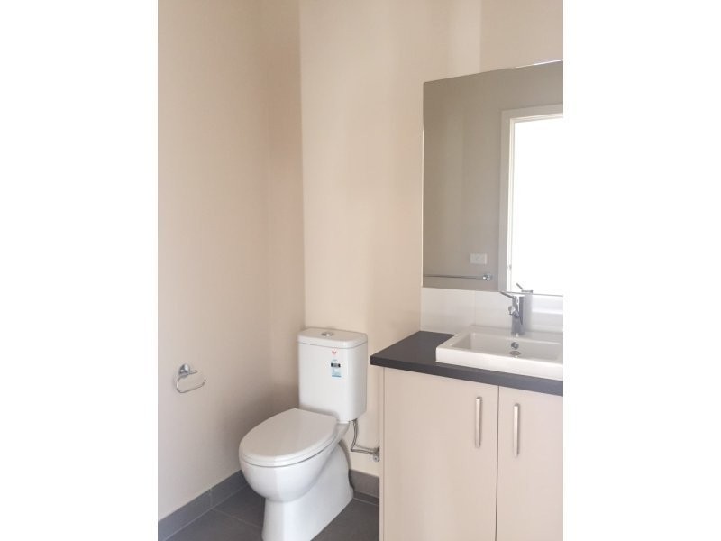 3 Coracle Drive, Sanctuary Lakes VIC 3030