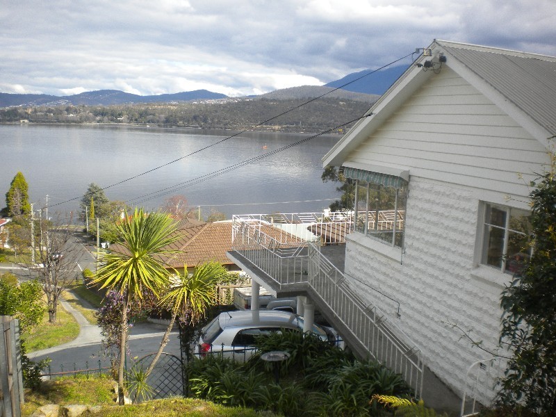 160 Derwent Avenue, Lindisfarne TAS 7015