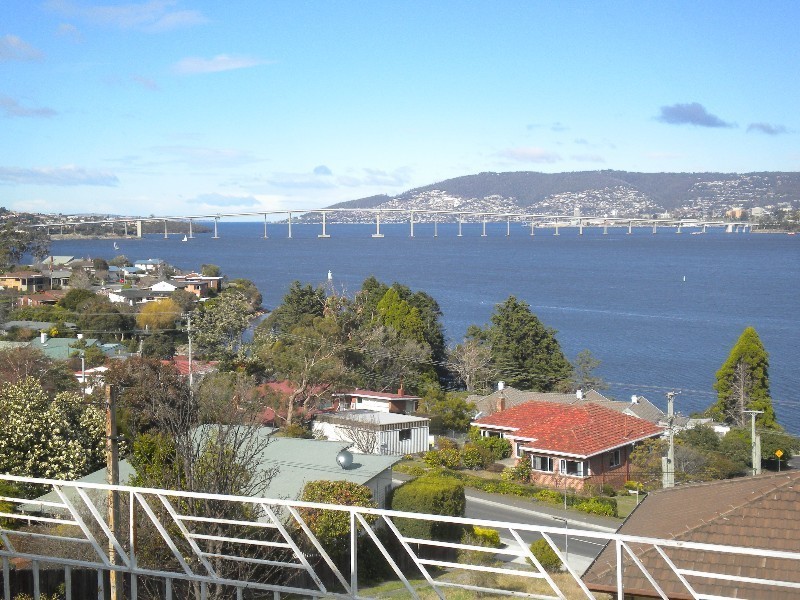 160 Derwent Avenue, Lindisfarne TAS 7015