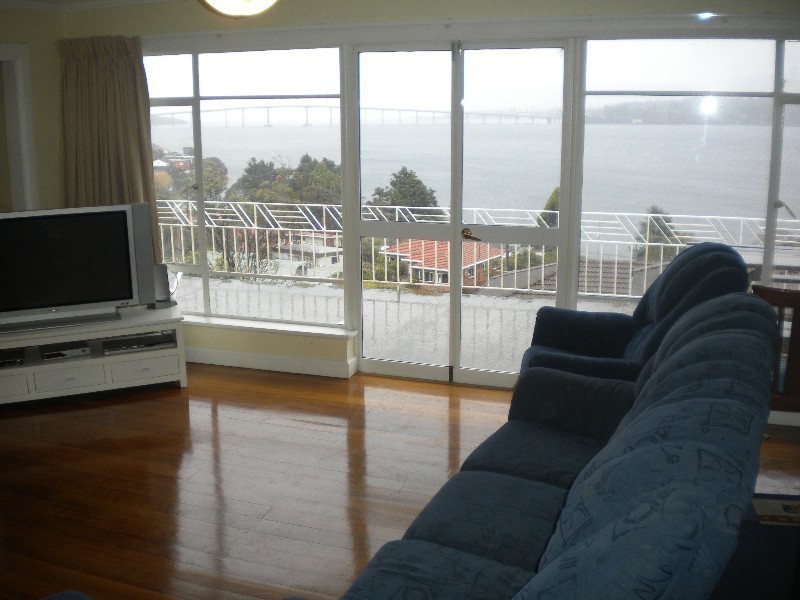 160 Derwent Avenue, Lindisfarne TAS 7015
