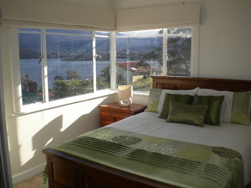 160 Derwent Avenue, Lindisfarne TAS 7015