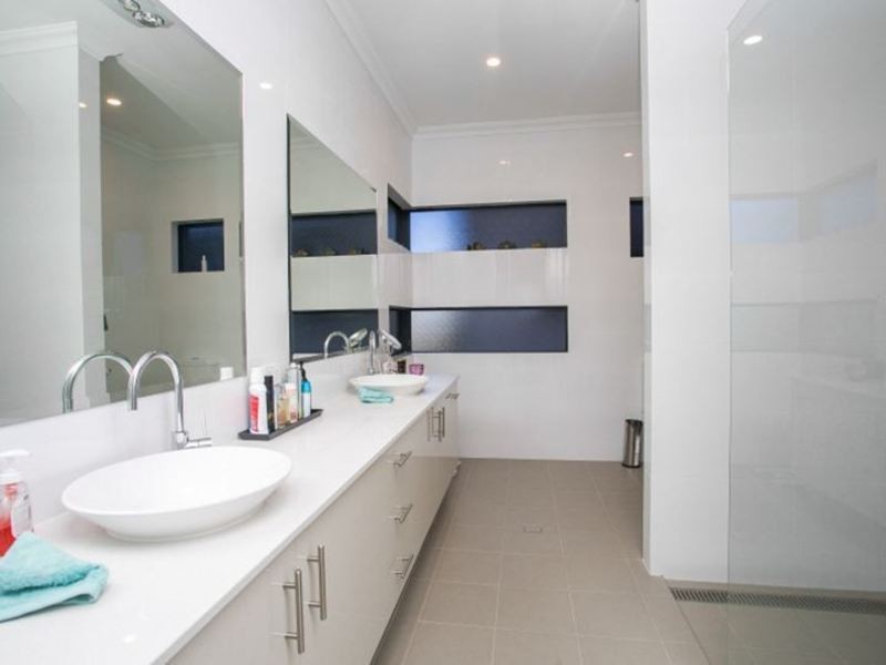 18 Heath Road, Kalamunda WA 6076