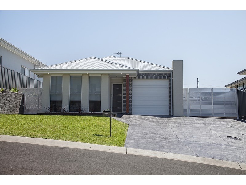 5 Elizabeth Circuit, Flinders NSW 2529