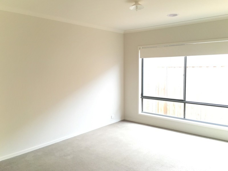 10 Seafarer Way, Sanctuary Lakes VIC 3030