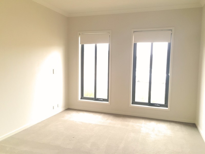 10 Seafarer Way, Sanctuary Lakes VIC 3030