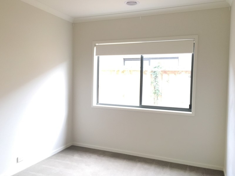 10 Seafarer Way, Sanctuary Lakes VIC 3030