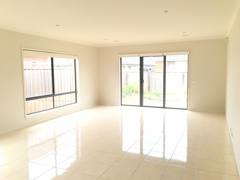 10 Seafarer Way, Sanctuary Lakes VIC 3030