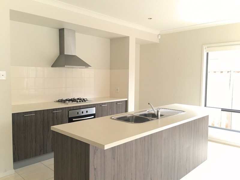 10 Seafarer Way, Sanctuary Lakes VIC 3030