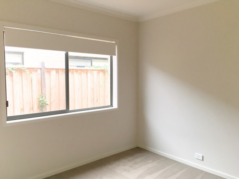 10 Seafarer Way, Sanctuary Lakes VIC 3030