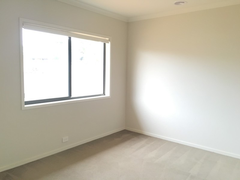 10 Seafarer Way, Sanctuary Lakes VIC 3030