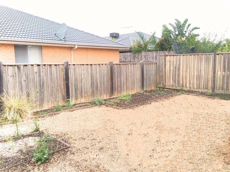 10 Seafarer Way, Sanctuary Lakes VIC 3030
