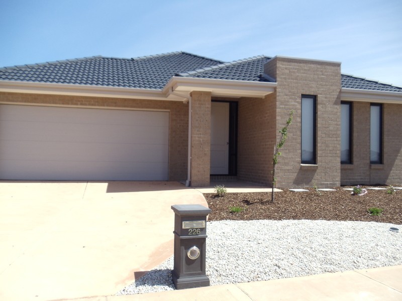226 Sanctuary Lakes South Blvd, Sanctuary Lakes VIC 3030