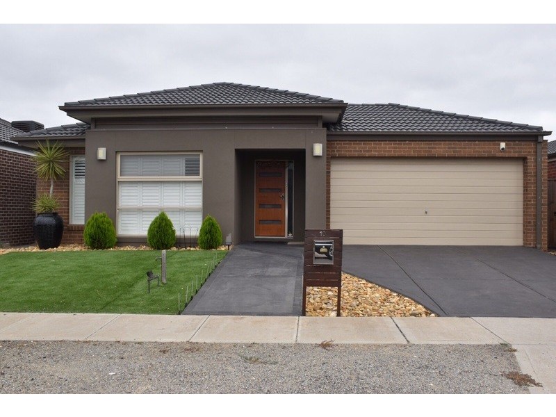 10 Whitecaps Avenue, Point Cook VIC 3030