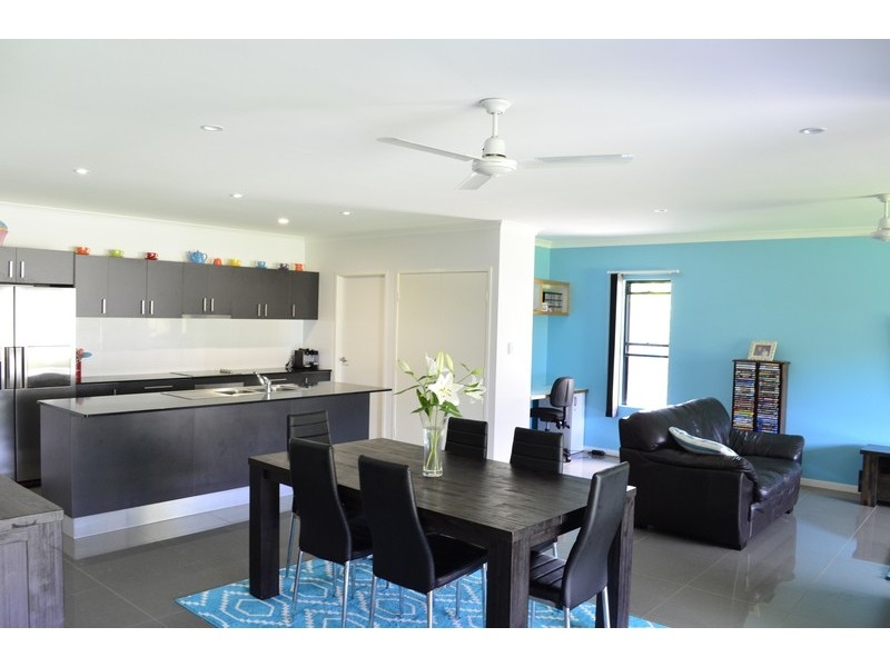 6 Twin Creek Court, Cannonvale QLD 4802