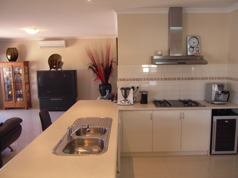 18 Hokitika Drive, Dudley Park WA 6210