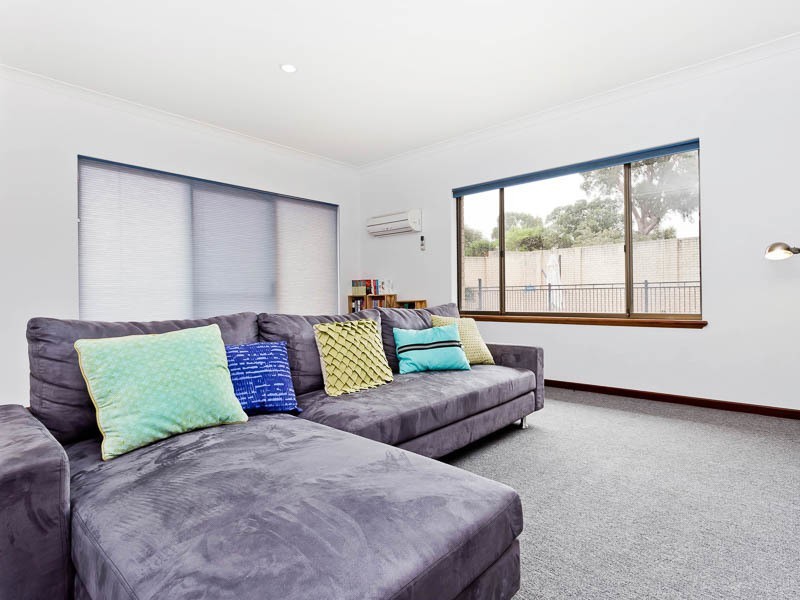 21 Unwin Crescent, Salter Point WA 6152