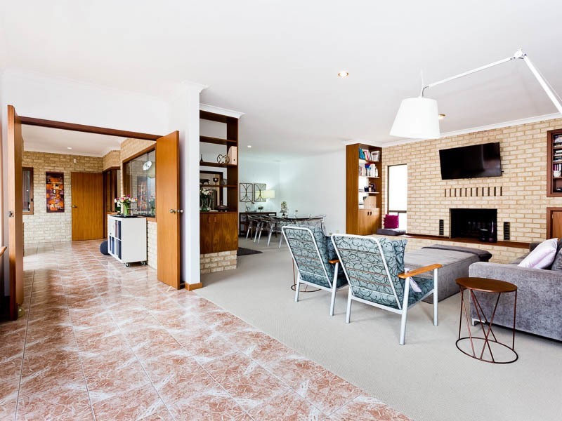 21 Unwin Crescent, Salter Point WA 6152