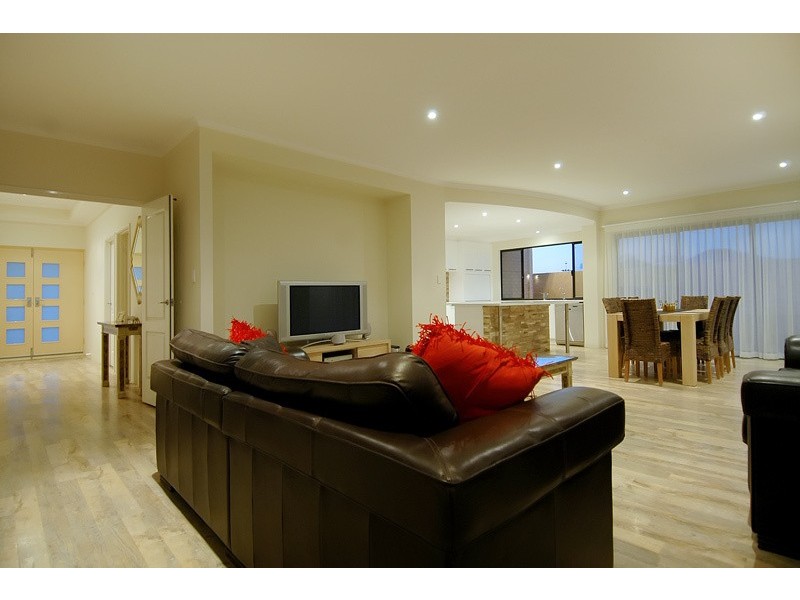 8 Dotterel Green, Jindalee WA 6036