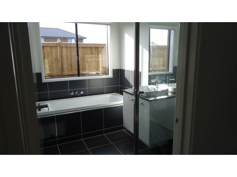 11 Oakham Drive, Williams Landing VIC 3027