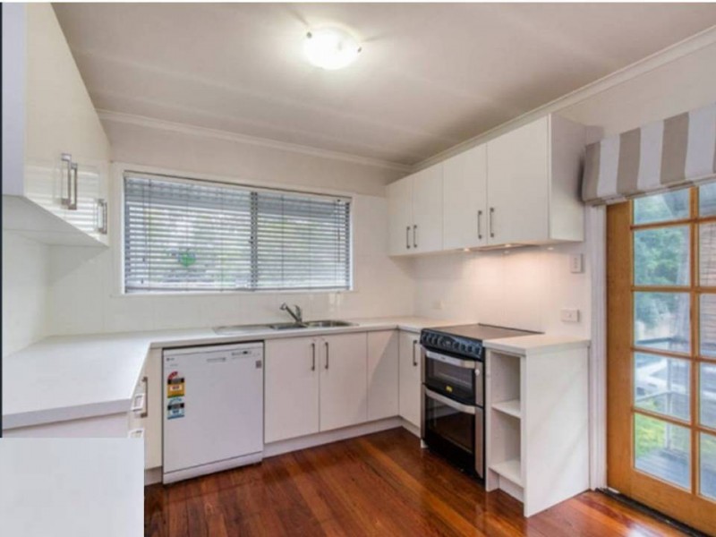 10 Nursery Road, Holland Park West QLD 4121
