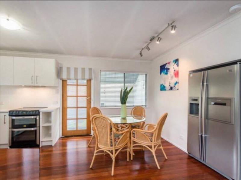 10 Nursery Road, Holland Park West QLD 4121