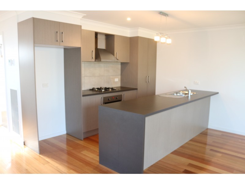 2/14 Conifer Avenue, Altona North VIC 3025