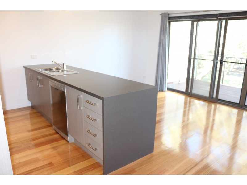 2/14 Conifer Avenue, Altona North VIC 3025