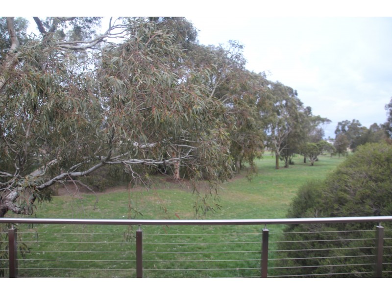 2/14 Conifer Avenue, Altona North VIC 3025