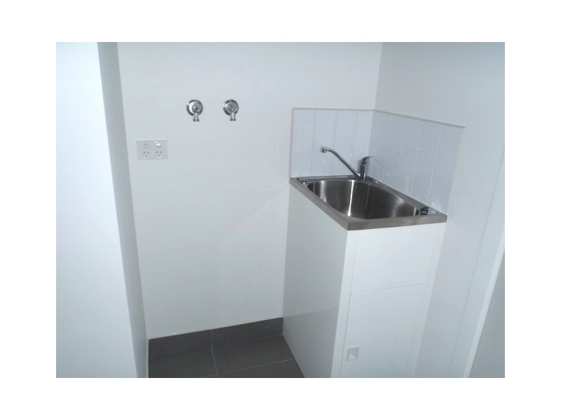 402N1/81 Cemetery Road East, Carlton VIC 3053