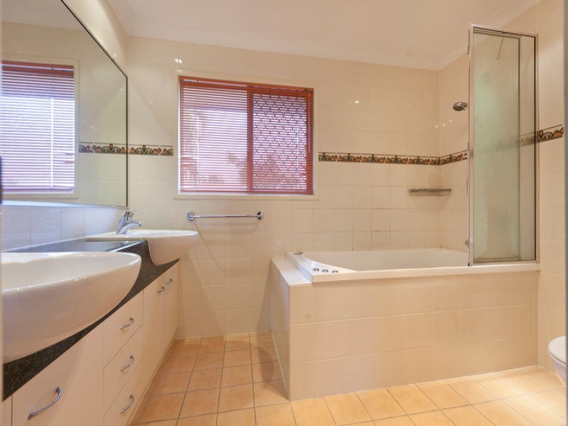 74 Donnington Street, Carindale QLD 4152