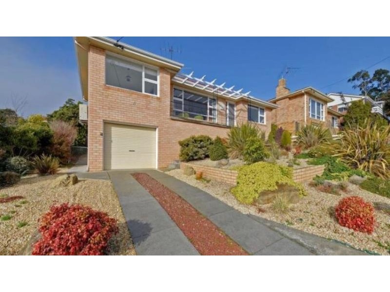 11 Coolangatta Street, Lindisfarne TAS 7015