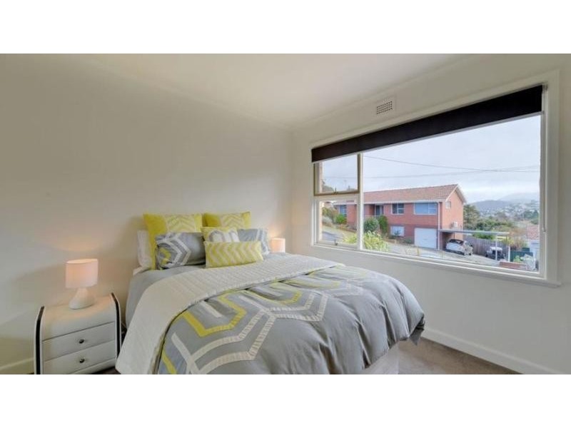 11 Coolangatta Street, Lindisfarne TAS 7015