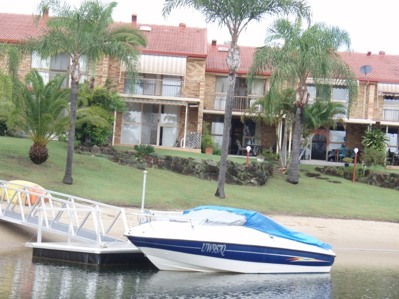 SANDALWOOD 4/18 DUNLOP COURT, Mermaid Waters QLD 4218