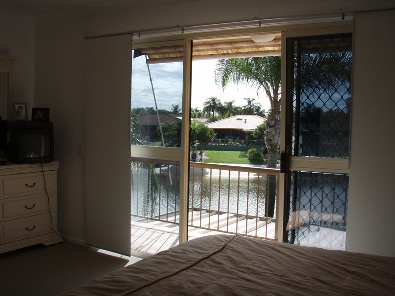 SANDALWOOD 4/18 DUNLOP COURT, Mermaid Waters QLD 4218