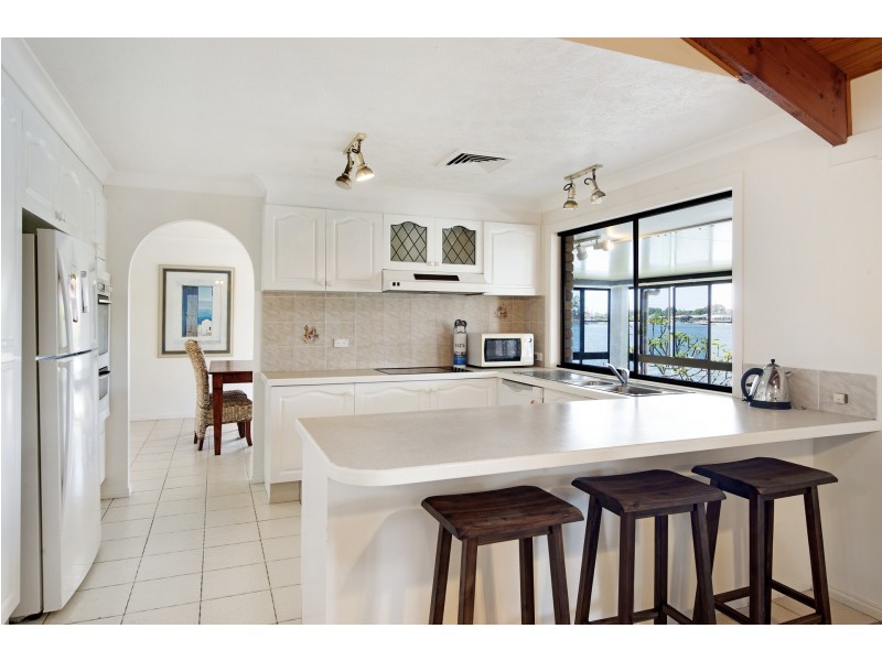 20 Compass Court, Mermaid Waters QLD 4218