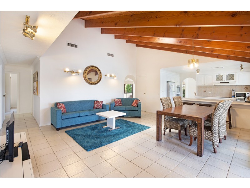 20 Compass Court, Mermaid Waters QLD 4218