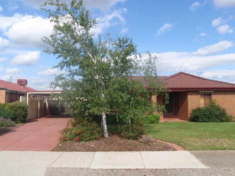 15 Ernest Close, Melton VIC 3337