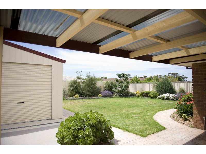 15 Ernest Close, Melton VIC 3337